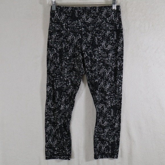 lululemon athletica Pants - Lululemon Mid Rise Size 6 Cropped Athletic Leggings Abstract Print Workout Yoga